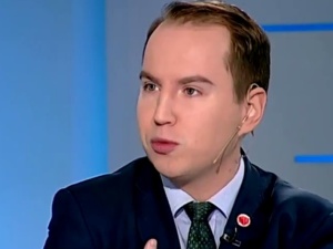 [video] Adam Andruszkiewicz: Rządy PO-PSL słynęły z haniebnej postawy Tuska, który przytulał Putina