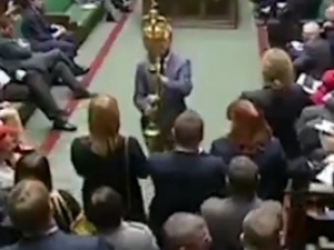 [video] "Odłóż to!" - Lewicowy parlamentarzysta zabrał symbol władzy królewskiej w brytyjskiej Izbie Gmin