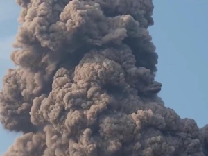 [video] Wybuch wulkanu Krakatoa i uderzenie tsunami w Indonezji. Ilość ofiar ciągle wzrasta
