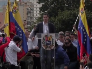 Lider opozycji Wenezueli ogłosił się "tymczasowym prezydentem". Uznany przez USA. Maduro kontratakuje