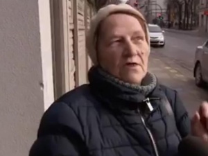 [video] Starsza kobieta o Niesiołowskim: "Bardzo fajny facet. Jakby mnie tylko chciał, to bym..."