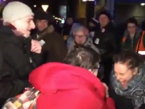 [video] Entuzjazm "obrońców demokracji" po ataku na Magdalenę Ogórek:"Dobrze jej tak! Nikt jej nie lubi!"