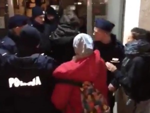 [video] "Obrońcy demokracji" prowokują policję pod TVP: "Pionki, małe pieski władzy"