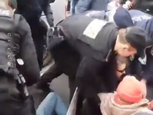 [video] Zobacz zdecydowaną reakcję policji na blokowanie Marszu Wyklętych w Łodzi. "Brawo policja"