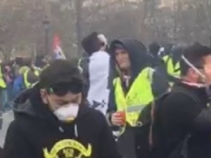[video] W Paryżu policja rozpyla gaz na Żółte Kamizelki. Dominika Cosic nie może prowadzić transmisji