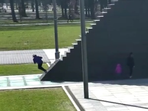 [video] Jeździli hulajnogami po pomniku ofiar Smoleńska. Policja dementuje fake news TVN24