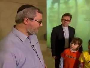[video] Pracownik Muzeum POLIN do dzieci: Kiedy Żydzi przybyli 1000 lat temu, tereny Polski porastał las