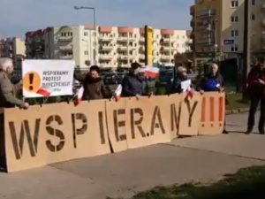 [video] Pod gimnazjum w Gorzowie KOD "wspierał nauczycieli" puszczając podczas egzaminów odgłosy trzody