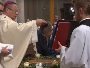 [video] Wigilia Paschalna. Wzruszająca ceremonia Chrztu i Bierzmowania dorosłych w Archidiecezji Łódzkiej