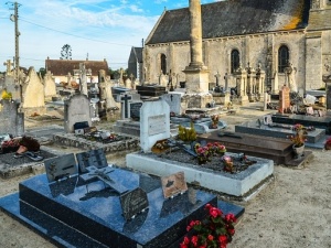 Zdewastowano cmentarz katolicki w Gard we Francji. Sześćdziesiąt połamanych krzyży