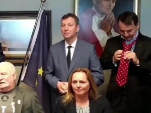 [video] KE pozuje do zdjęcia. Halicki prezentuje hasło wyborcze: "Ponieważ koalicja od lewa do prawa..."