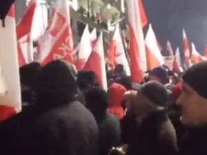 Przeciwko "obrońcom demokracji" pod Pałacem Prezydenckim: "Wolna Polska, bez ubeków!"
