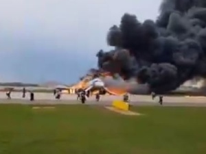 [video] Tragiczne awaryjne lądowanie samolotu w Moskwie. Nie żyje 41 osób