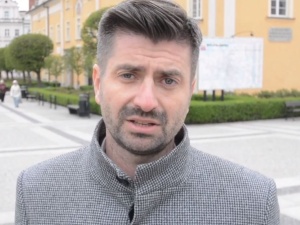 Krzysztof Śmiszek wiedział o mobbingu w Wiośnie? Młody działacz publikuje screeny rozmów