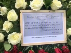 [video] Prywatne osoby udaremniły prowokację pod pomnikiem smoleńskim wymierzoną w Lecha Kaczyńskiego