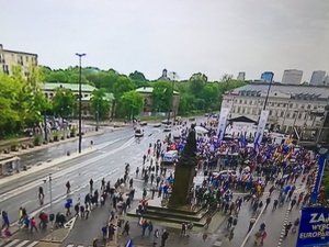 "I to ma być marsz, który ma zdmuchnąć PiS?". Marsz opozycji z udziałem Tuska i niską frekwencją