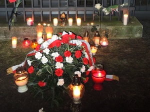 Kwiaty i znicze pod ambasadą niemiecką w Warszawie po zamachu w Berlinie [nasza Fotorelacja]