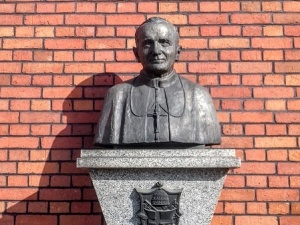 Zdewastowano popiersie Jana Pawła II w Gdańsku. Piotr Semka: "Szczucie przynosi efekty"
