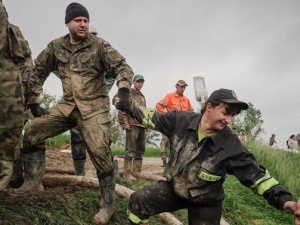 Ty masz weekend, a żołnierze WOT pomagają powodzianom. Mieszkańcy Podkarpacia obdarowali ich truskawkami