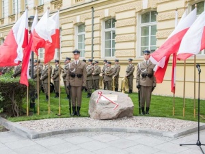 [nasza fotorelacja] Odsłonięcie kamienia węgielnego pod budowę pomnika premiera Jana Olszewskiego