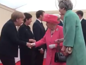 [video] Królowa wita reprezentantów państw sprzymierzonych, które wzięły udział w D-Day. A tam.. Merkel
