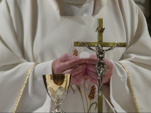 Wrocław: Przed kościołem Najświętszej Marii Panny duchowny został ugodzony nożem