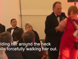 [video] Aktywistki przerywają przemówienie. Brytyjski minister łapie i wyrzuca jedną z nich z sali