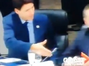 [video] Ojej, premier Kanady Justin Trudeau brutalnie "olany" przez prezydenta Brazyli Jaira Bolsonaro