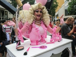 Grafika drag queen wzburzyła publikę. Semka: "We Włoszech awantura. Dziennikarza oskarżono o homofobię"