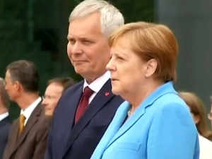 [Wideo] Angela Merkel po raz kolejny dostaje ataku drgawek