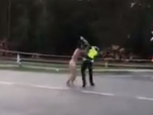 [Video 18+] Atak nagiego mężczyzny na policjanta podczas festiwalu Owsiaka
