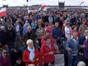 [video] Tłumy zebrane we Włocławku na akcji "Polska pod Krzyżem" odmówiły wspólnie Różaniec
