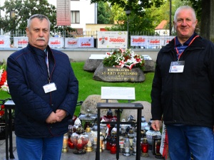 [Nasza Fotorelacja] Pocztowcy dyżurują przy grobie księdza Jerzego Popiełuszki