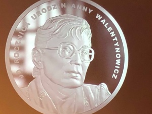 [Nasza Fotorelacja] Prezentacja monety "Urodziny Anny Walentynowicz" na Sali BHP