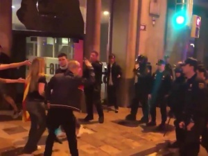 [video] Katalonia. Policja bije na ulicy. Śpiewak: "Liberalna demokracja została zabita przez liberałów"