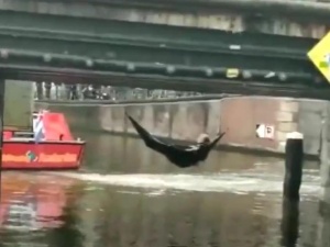 "[video] Tak w Amsterdamie zafundowano kąpiel ekoaktywistom