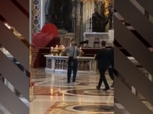 [video] Przerażające. Uzbrojony w nóż mężczyzna wtargnął do Bazyliki w Watykanie
