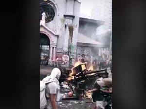 [video] Antifa niszczy kościół w Chile. Szokujący film
