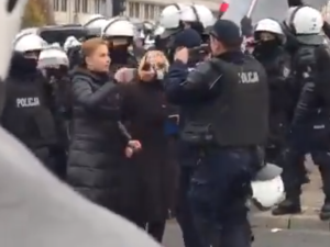 [Wideo] Marsz Niepodległości: Joanna Scheuring-Wielgus wyprowadzona przez policję