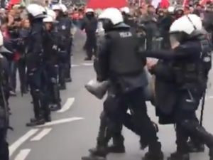 [video] A tak policja poradziła sobie z Pawłem Kasprzakiem, który usiłował zablokować MN