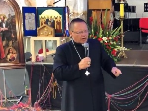 [video] Abp Ryś zaśpiewał podczas ewangelizacji. Nie zgadniecie, co to była za piosenka...