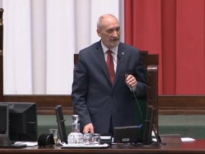 [video] Sejm. Macierewicz o "Solidarności" i wartościach: Konstytucja chroni rodzinę, jako związek...