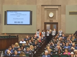 Pawłowicz, Piotrowicz i Stelina wybrani na sędziów TK. Opozycja: "Hańba" i "Precz z komuną"