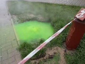 [video] W Olsztynie spod ziemi wydobywa się zielona parująca ciecz. Służby już na miejscu