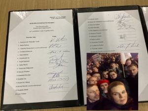 Joanna Lichocka: ”Politycy PO podpisali listy obecności i wyszli dymić przed Sejmem”