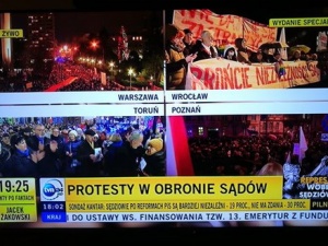 Adam Andruszkiewicz: "W TVN podniecenie małymi protestami, a miliony Polaków przygotowuje się do świąt"
