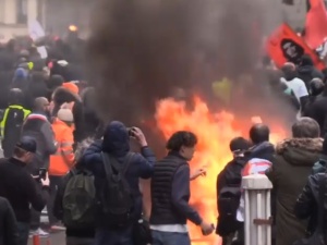 [video] "Kolejna sobota, gdy Macron nie będzie miał czasu zajmować się Polską" Pożar przy Centre Pompidou