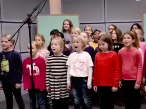 [video] Skandal w Niemczech. Dziecięcy chór śpiewa… „Moja babcia jest starą świnią ekologiczną”