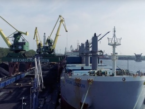 W polskim porcie utknął 180-metrowy statek z Hongkongu. Grozi eksplozją, jest problem z usunięciem
