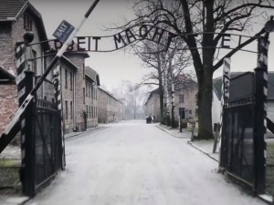 Dr Adam Cyra o Pierwszym Transporcie [Polaków] do Auschwitz: Nie przeżyła nawet połowa
